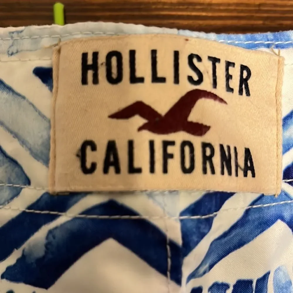 NWOT Hollister Mens Blue and White Designed Board Shorts Size XL